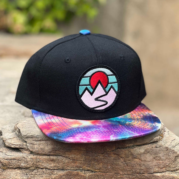 Kids’ Mountains Snapback (Black/Galaxy)